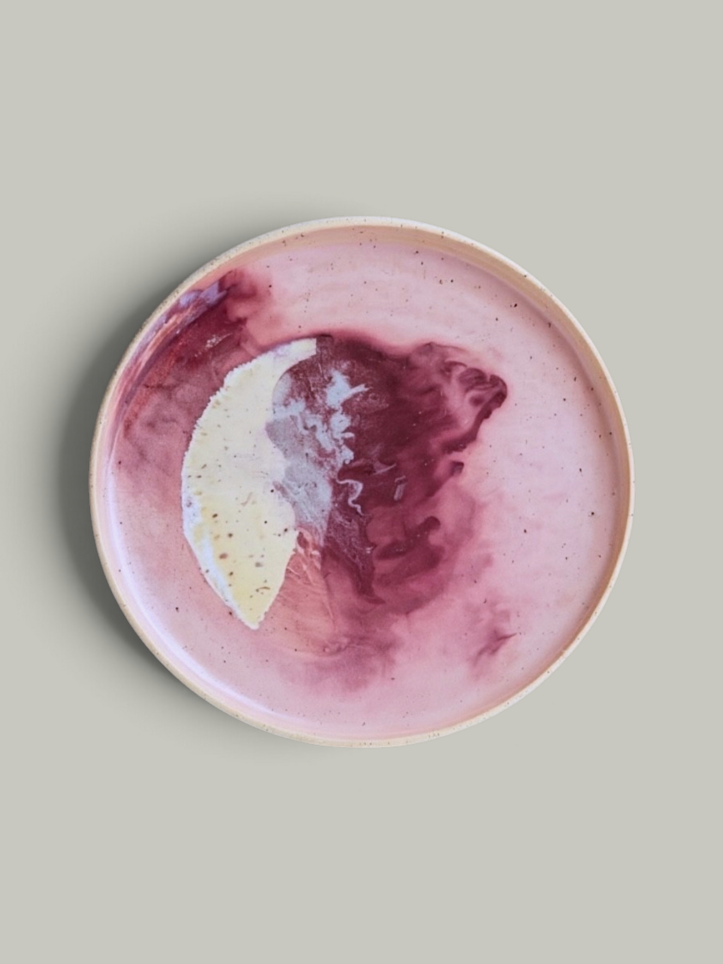 Assiette marbrée rose